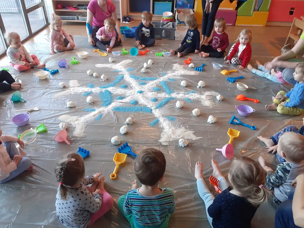 Zajęcia z sensoplastyki w przedszkolu – rozwój i radość dla dzieci