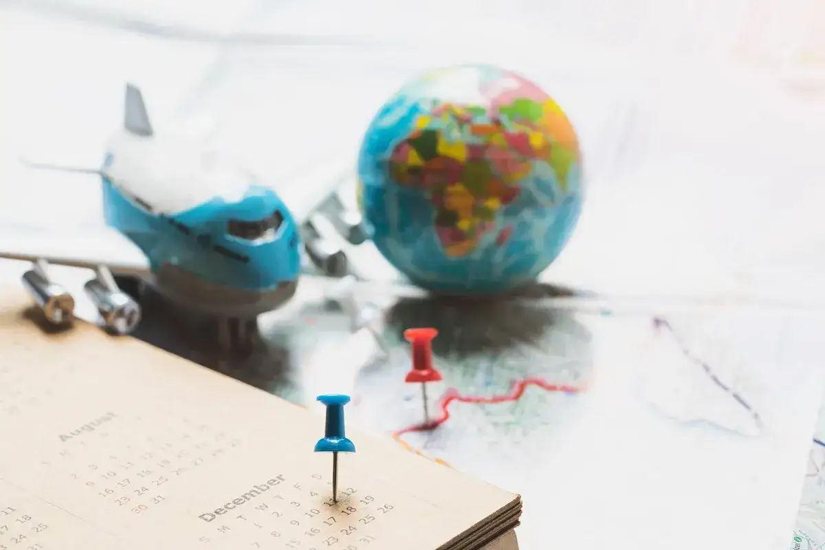 Model samolotu, globus i kalendarz z pinezkami. Czy dodatkowy urlop dla osoby niepełnosprawnej przechodzi na następny rok?
