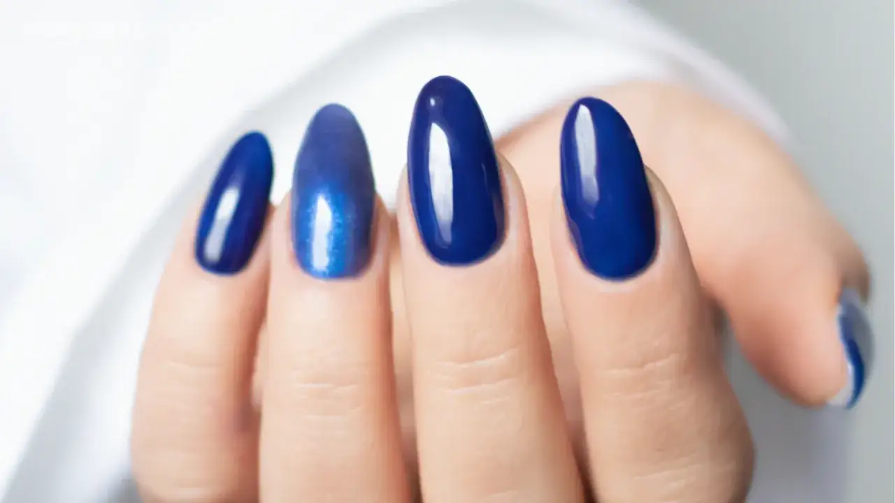 Jak stworzyć efekt lustra na paznokciach? Poznaj niezawodne metody