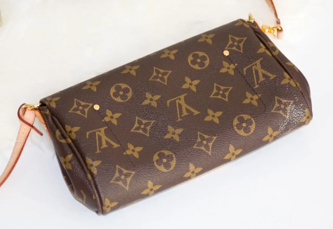 Elegancka, mała torebka Louis Vuitton z monogramem. Idealna na wieczorne wyjścia.