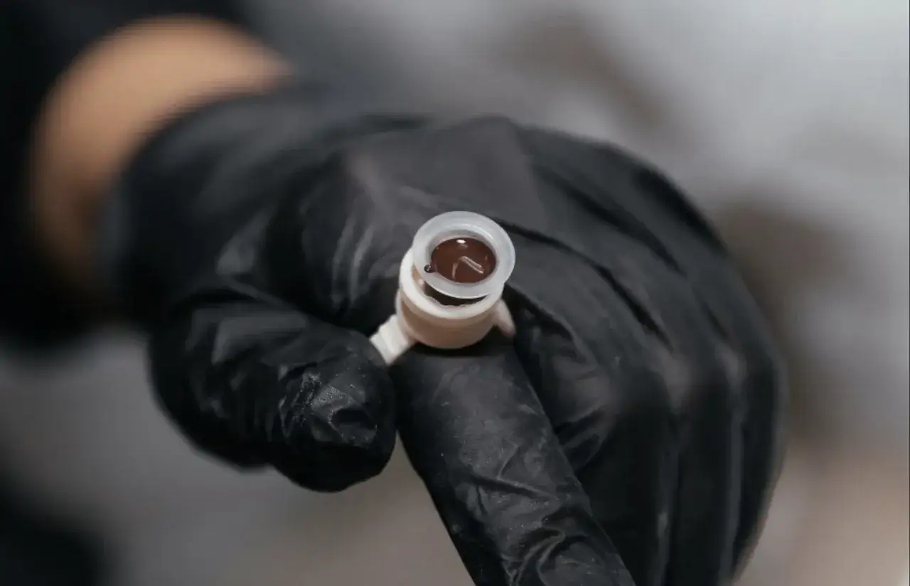 Co jest niezbędne do perfekcyjnego makijażu permanentnego? Omawiamy akcesoria do PMU