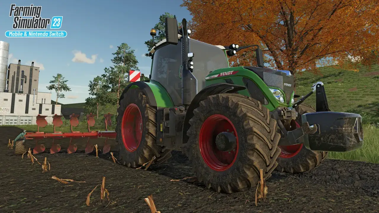 Zielony traktor Fendt z pługiem na polu jesienią, z logo Farming Simulator 23.