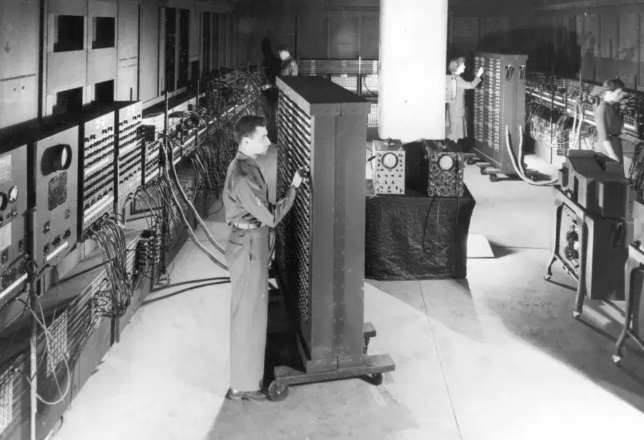 Kto wynalazł komputer? Poznaj historię i kluczowe postacie rozwoju technologii
