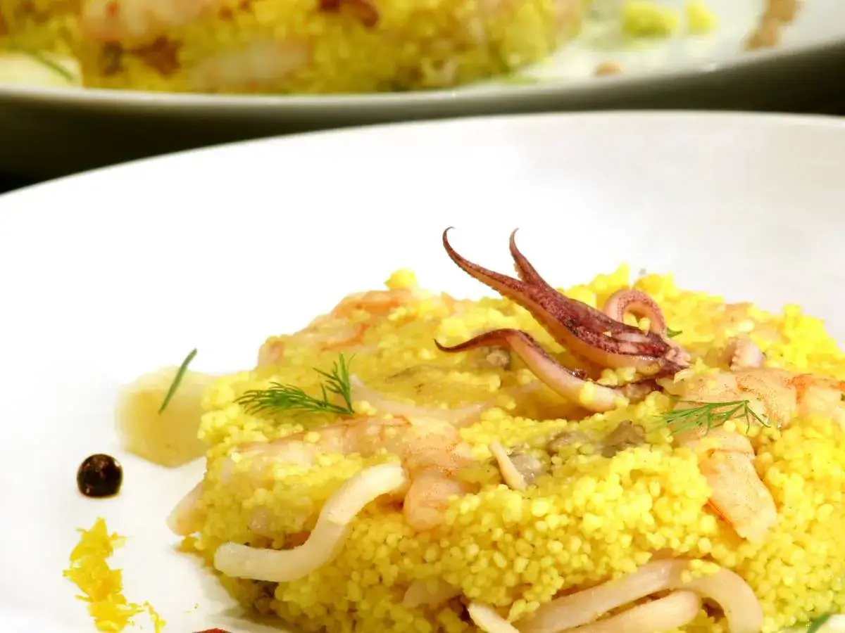 Pyszny kuskus z krewetkami i kalmarami. Idealny na obiad, zastanawiasz się ile gram powinien mieć obiad?