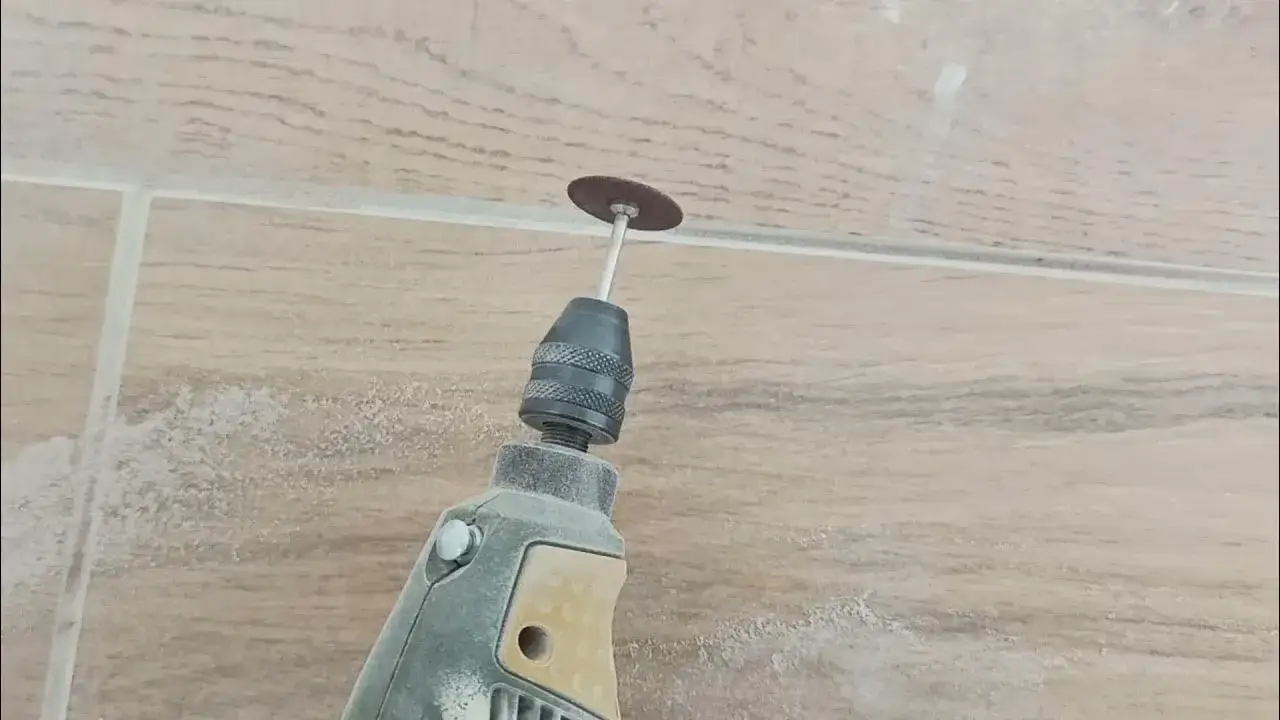 Jak usunąć fugę z płytek - skuteczne metody i najczęstsze błędy