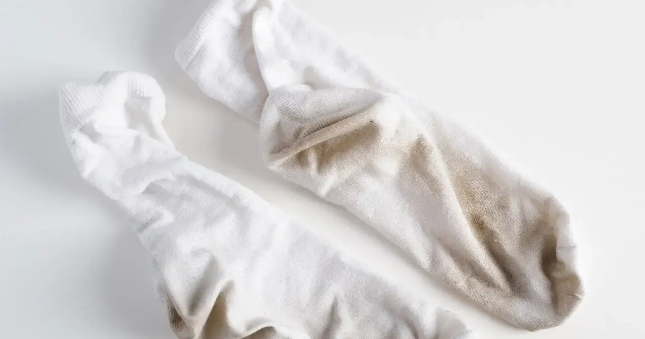 Jak prać skarpetki żeby były białe i uniknąć szarości i plam