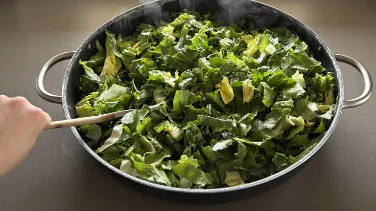 Insalata di Cicoria: Ricette, Benefici e Come Eliminare l'Amaro