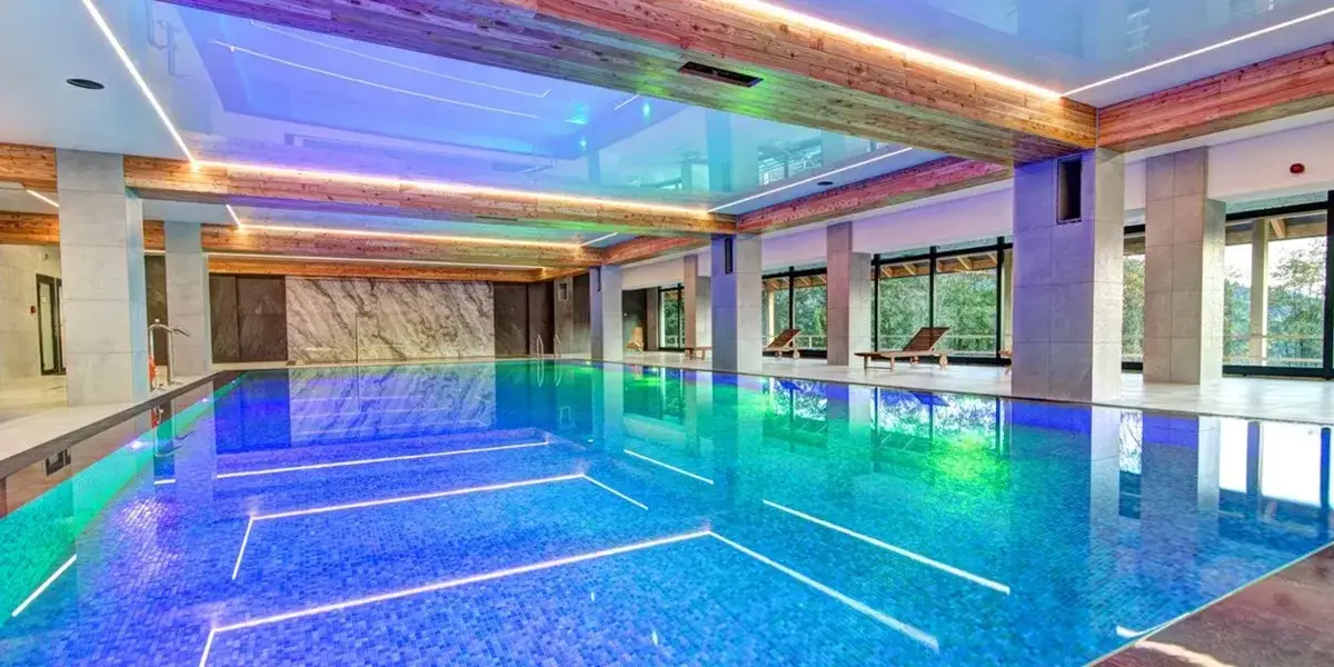 Basen hotelowy: Zasady, etykieta i komfortowy relaks w Polsce