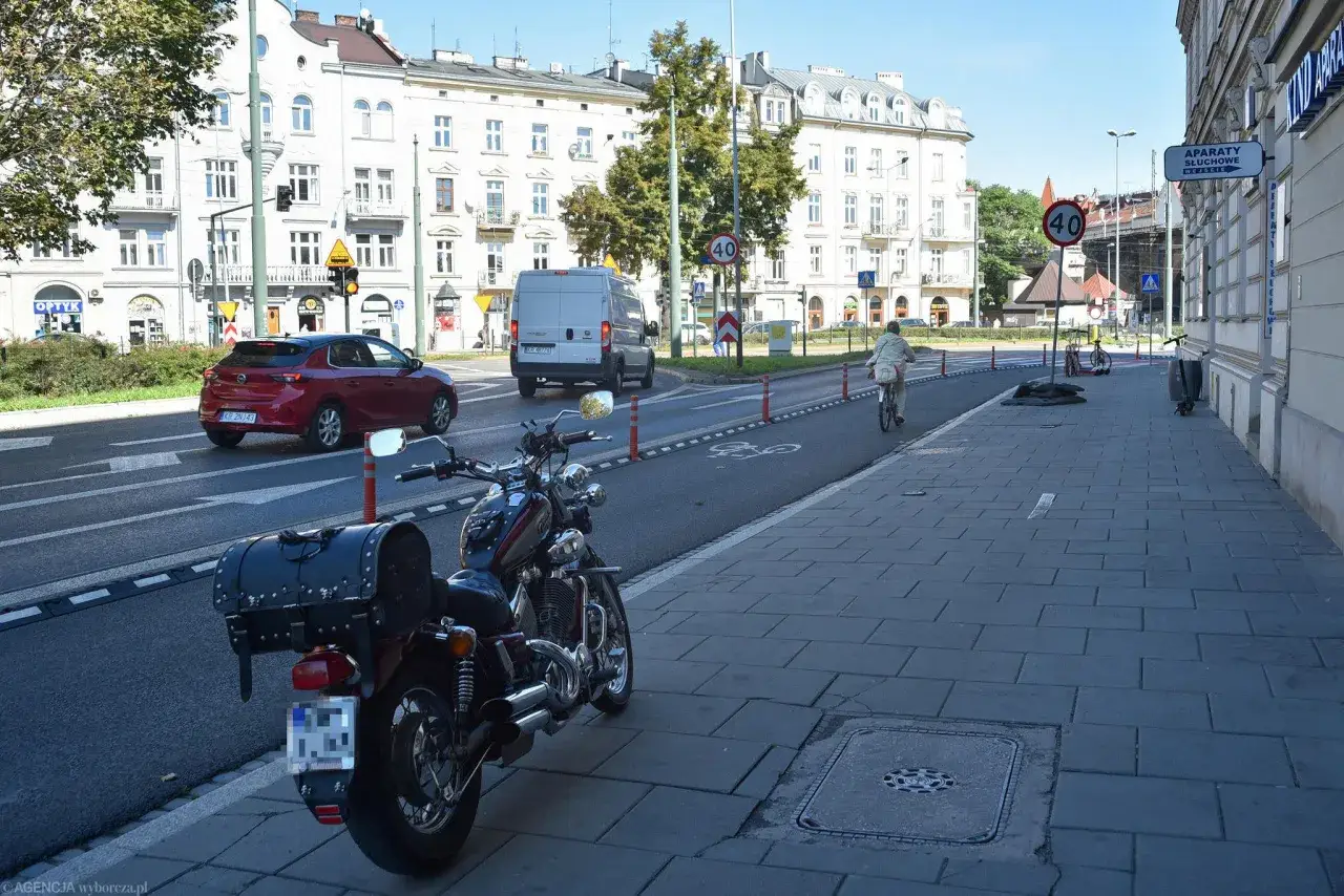 Czy skuter można parkować na chodniku? Sprawdź ważne przepisy i zasady