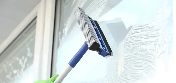 Jak myć okna z folią, aby ich nie uszkodzić i uniknąć smug