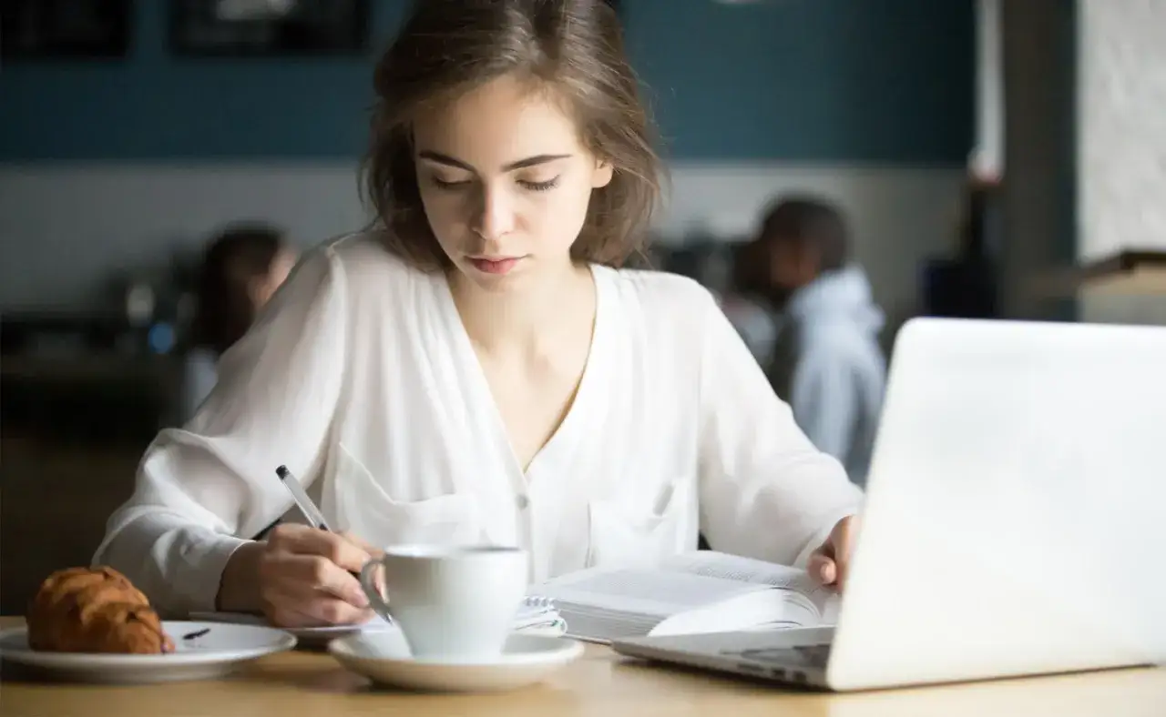 Kawa na kaca: ulga czy pułapka? Co mówi nauka?