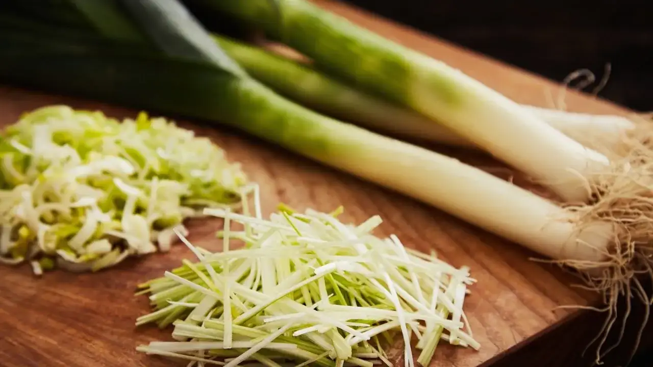 Czy pora do sałatki należy sparzyć, aby poprawić smak i teksturę?