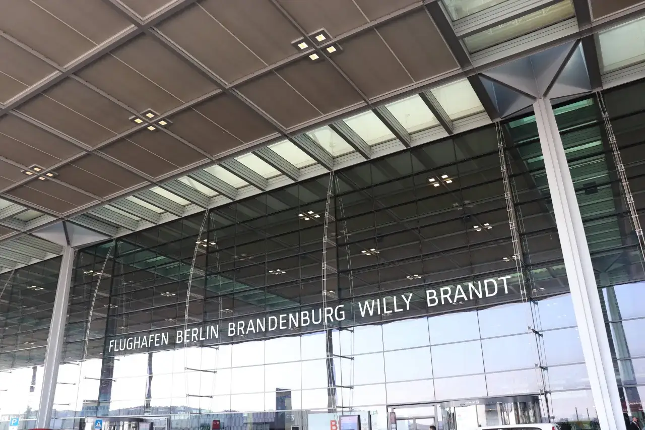 Jak szybko i tanio dojechać na lotnisko Schönefeld – najlepsze opcje transportu