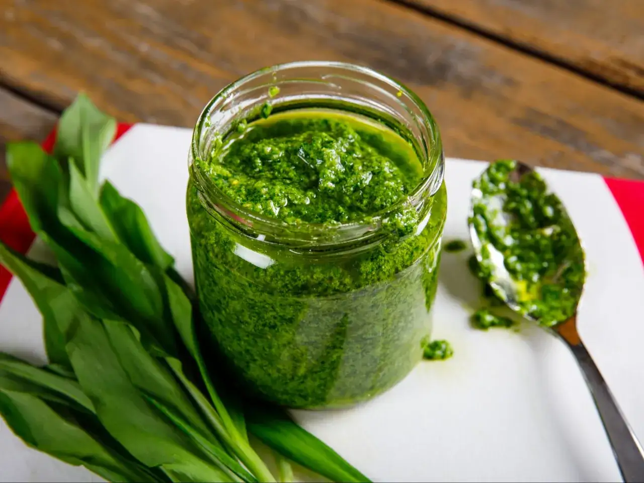 Pesto z czosnku niedźwiedziego jak zrobić – prosty przepis na smaczny sos