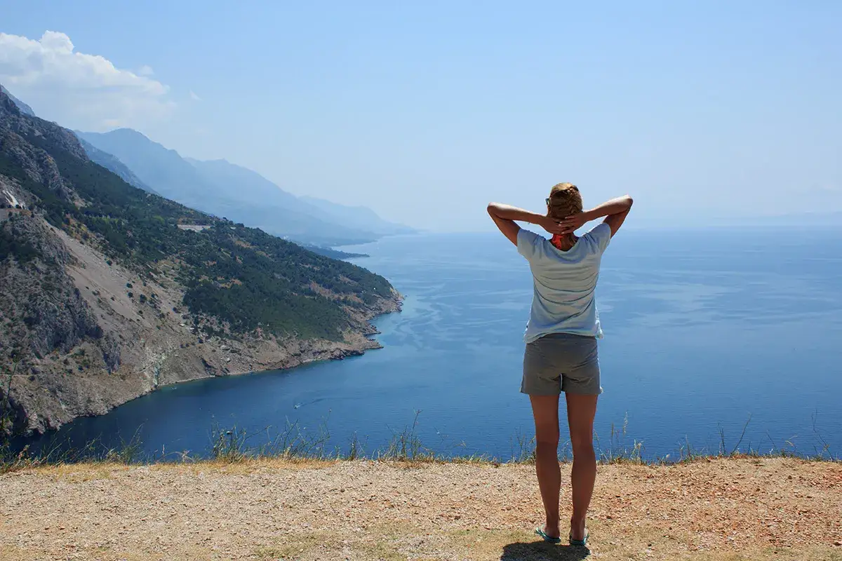 Jak pozować do zdjęć na wakacjach? Naturalne pozy i triki!