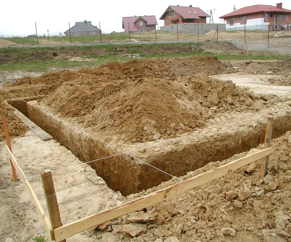 Jak głęboko powinny być fundamenty, aby uniknąć problemów?