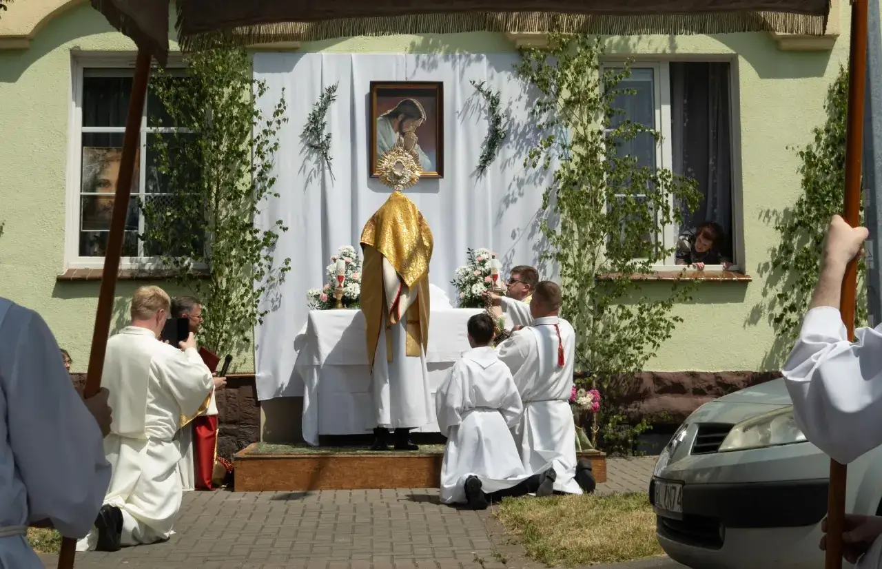 Uroczystość Najświętszego Ciała i Krwi Chrystusa. Procesja z monstrancją przed ołtarzem polowym.