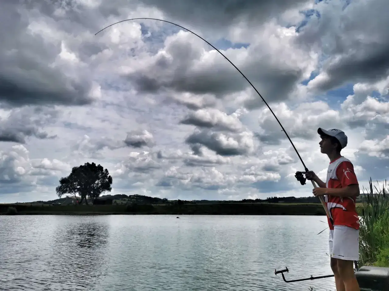 Wędka gruntowa na jezioro: Jak wybrać feeder lub picker idealny?