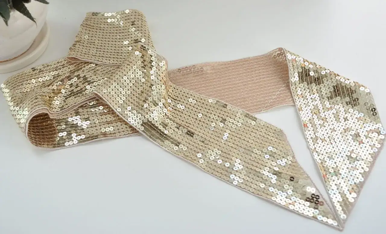 Złota taśma z cekinami, idealna do ozdabiania ubrań. Dowiedz się, jak przyszyć cekiny, by nadać blasku swojej kreacji.