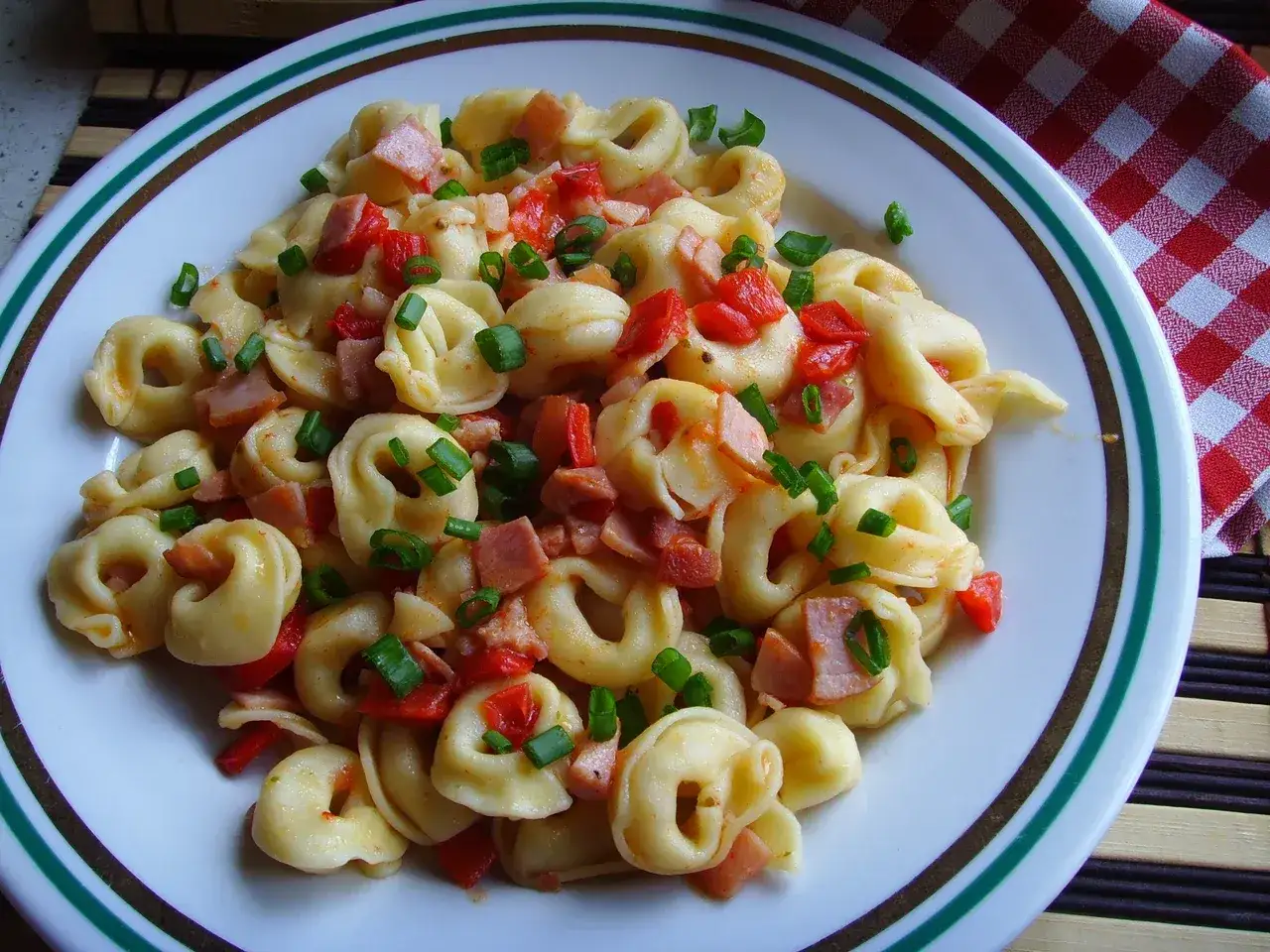 Szybkie i proste sposoby na przygotowanie tortellini z Biedronki