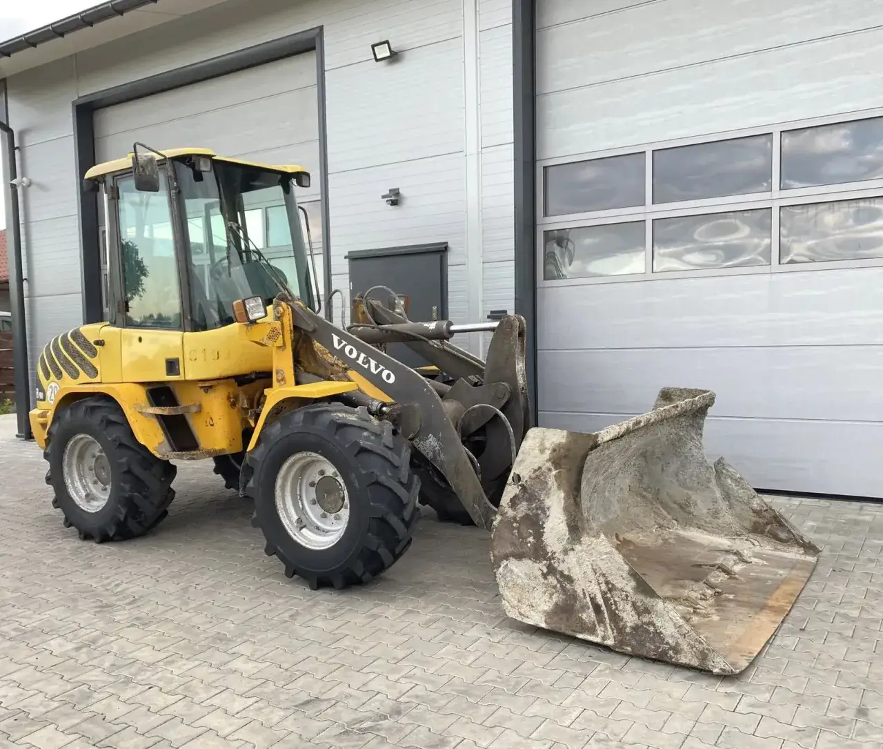 Koparko-ładowarka do 30 tys. zł: Kup mądrze, uniknij pułapek!