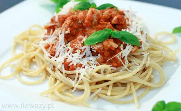 Spaghetti bolognese: ile kcal na 100g? Zaskakujący zakres i triki