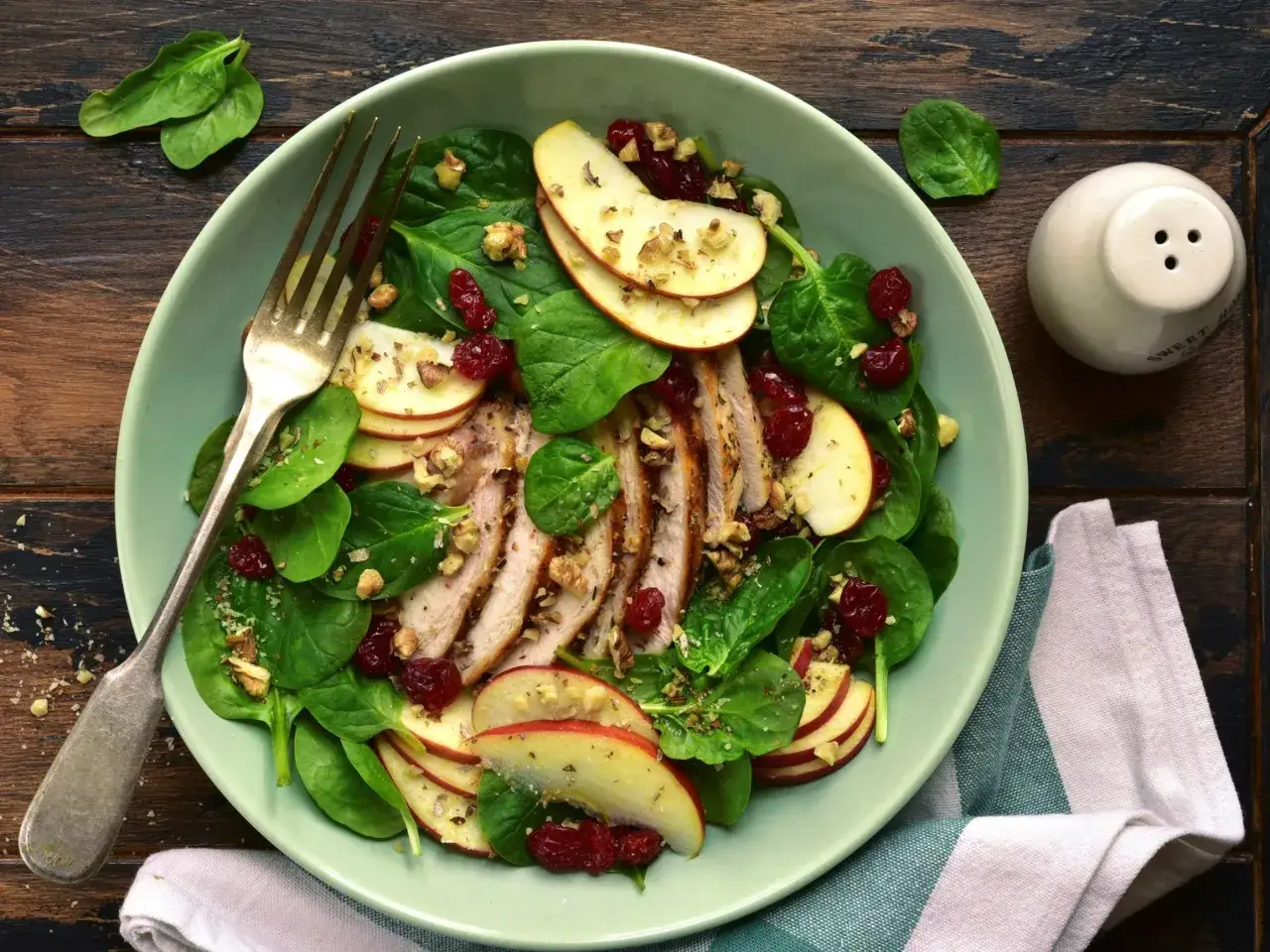 Jaka surówka do kurczaka? Odkryj najlepsze przepisy i połączenia