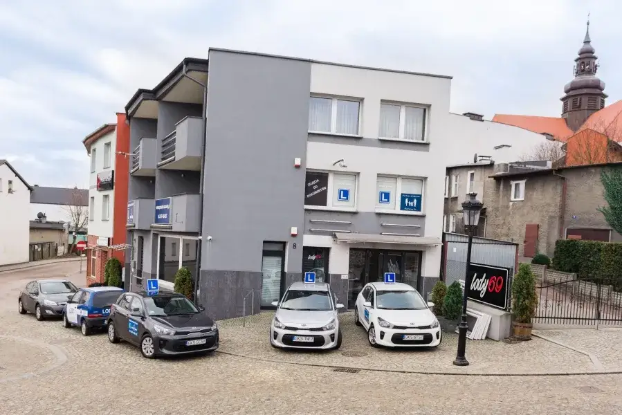 Szkoła jazdy w Nowej Sarzynie: Co takiego wyróżnia to małe miasto?