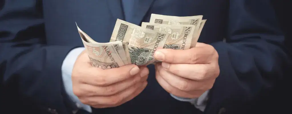 Ile zarabia opiekun osoby niepełnosprawnej? Zaskakujące stawki!