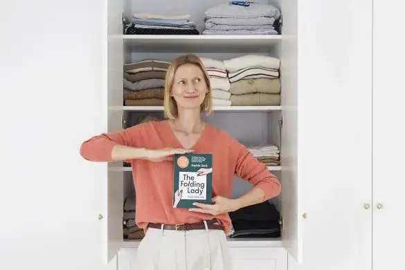 Jak złożyć bluzę? Oszczędź miejsce i uporządkuj szafę!