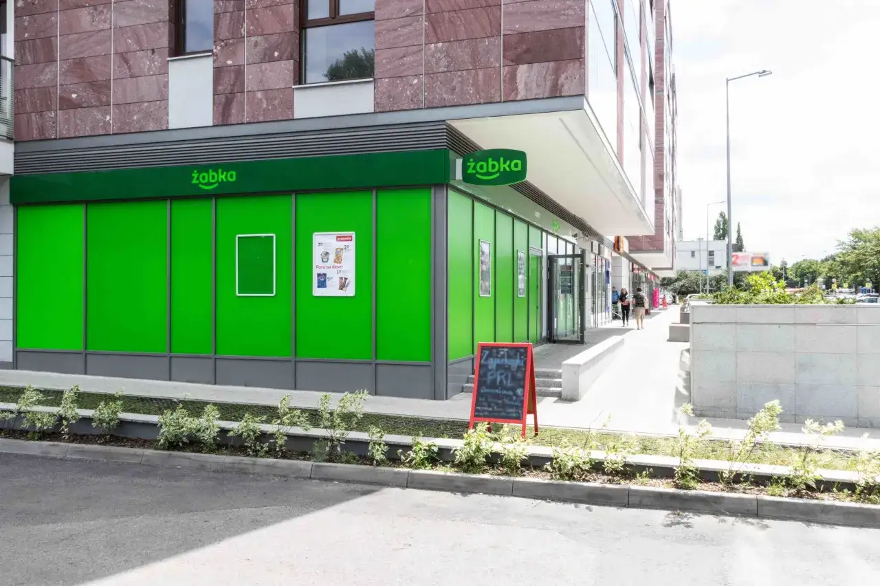 Czy Żabka płaci za wynajem lokalu? Odkryj koszty wynajmu i więcej