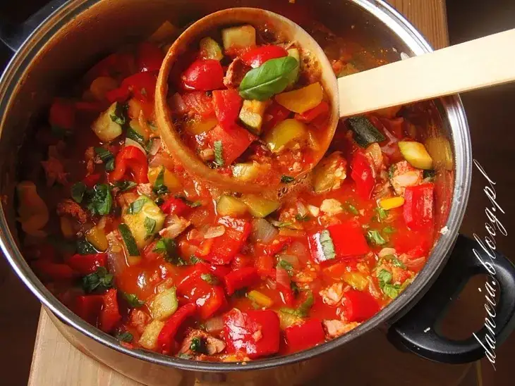 Czy leczo to zupa? Odkryj, co naprawdę oznacza to danie