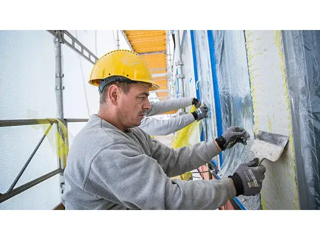 Po jakim czasie tynk na klej? Kluczowe informacje, które musisz znać