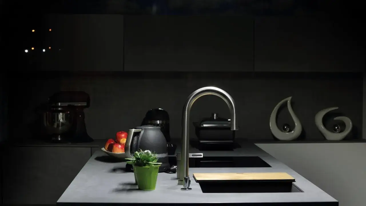 Czarny matowy konglomerat: Elegancja czy wyzwanie? Sprawdź!