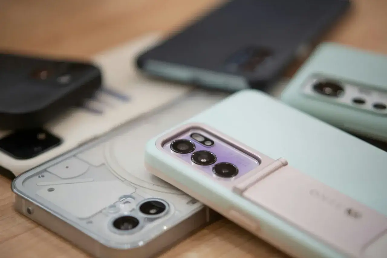 Smartfony z dobrym aparatem do 2000 zł w 2026 roku – zobacz ranking. Kilka modeli telefonów z aparatami w pastelowych obudowach.