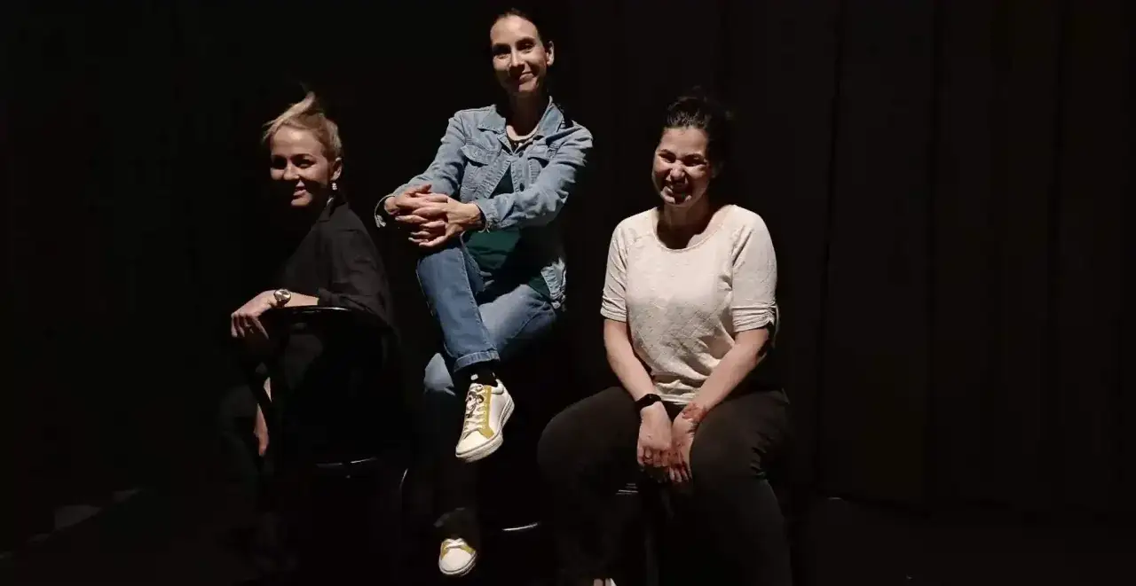 Spektakl improwizowany: odkryj magię spontanicznych występów teatralnych