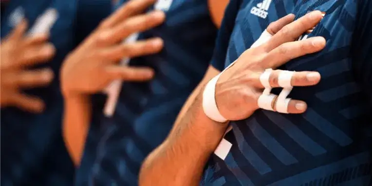 Plastry siatkarskie: jak prawidłowo je naklejać i jakich błędów unikać