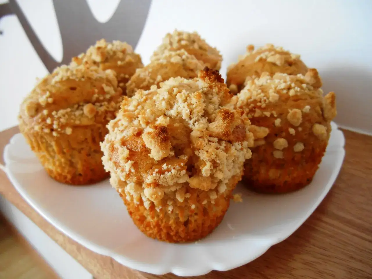 Pięć puszystych muffinek na maślance, posypanych chrupiącą kruszonką, czeka na talerzyku.