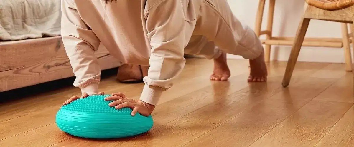 Ćwiczenia na poduszce sensorycznej, które poprawią twoją równowagę i siłę