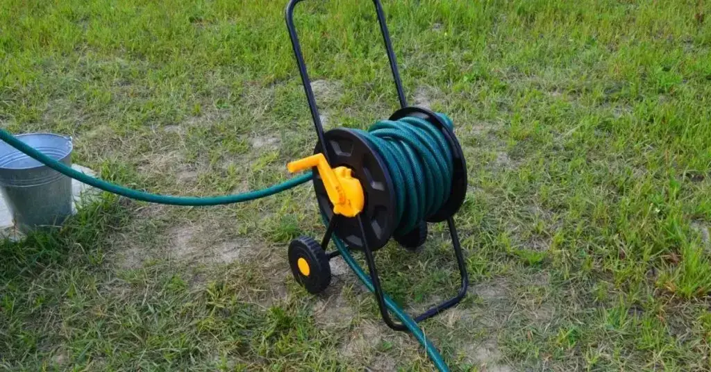 Bęben na wąż ogrodowy DIY: Felga, drewno, wiadro krok po kroku