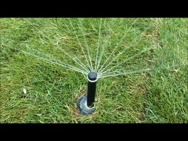 Zraszacz statyczny: jak działa, regulować i wybrać? Poradnik eksperta