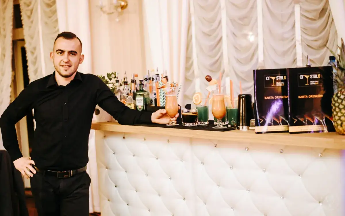 Ile kosztuje barman na 18? Pełny cennik i jak uniknąć ukrytych kosztów