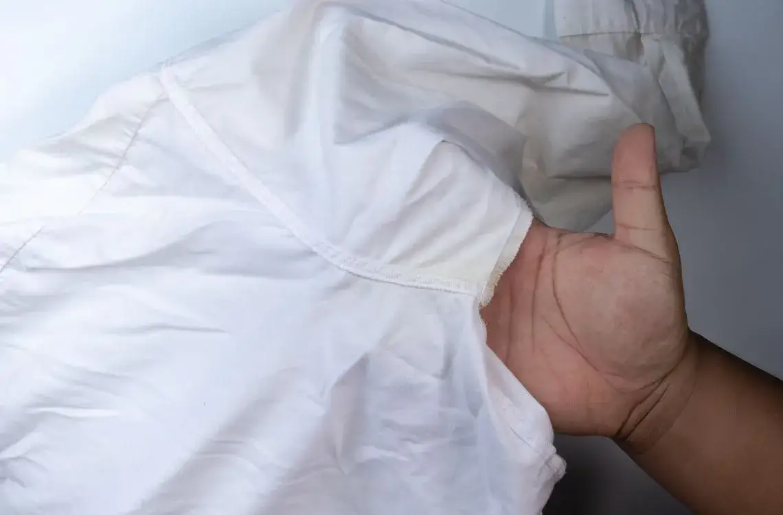 Jak usunąć żółtą plamę z białej bluzki - skuteczne metody bez wysiłku