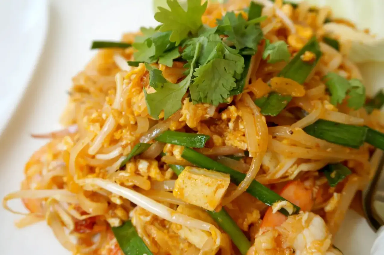 Pyszne pad thai z kurczakiem, krewetkami, tofu i świeżą kolendrą.