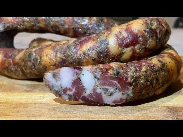 Kiełbasa z wołowiny i boczku: Jedyna odpowiedź w krzyżówkach?