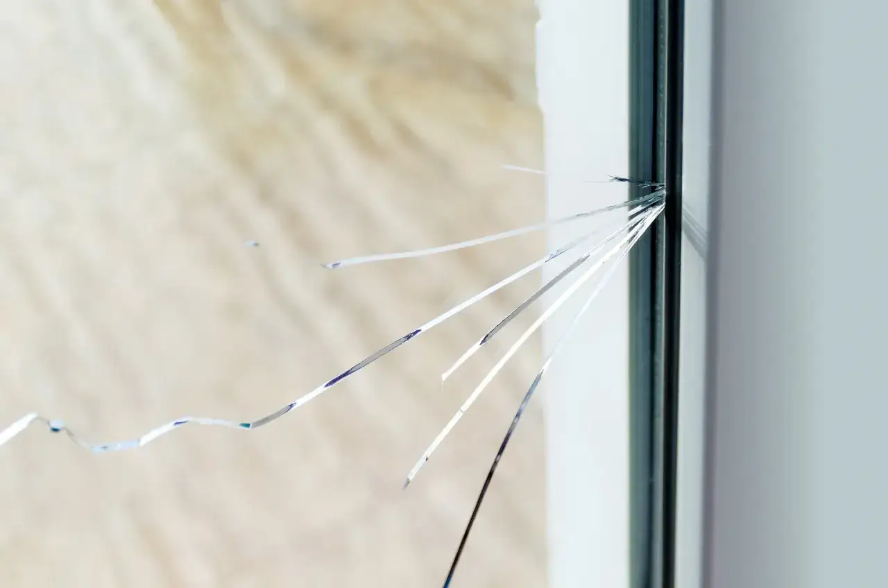 Jak reklamować pękniętą szybę w oknie - uniknij błędów i kosztów