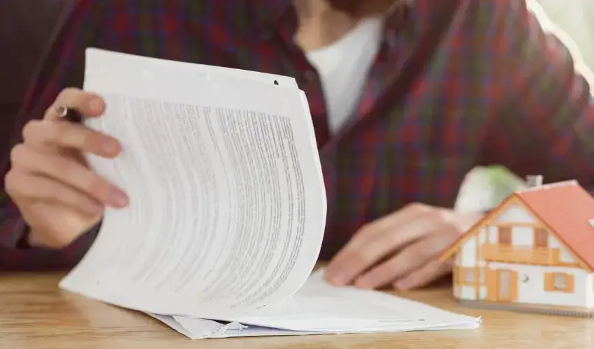 Jakie dokumenty do notariusza przy sprzedaży mieszkania, aby uniknąć problemów?