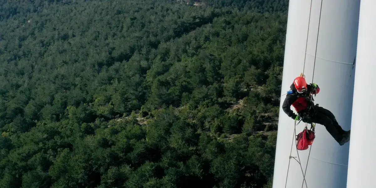 Praca w energetyce wiatrowej: wysokie zarobki i ciekawe wyzwania