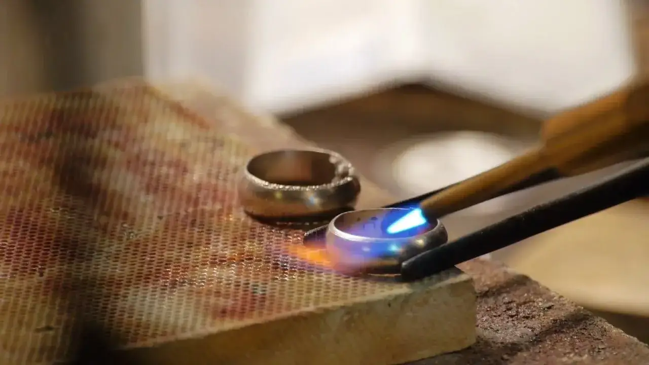 Jak zrobić obrączkę z monety - proste kroki, które zaskoczą każdego