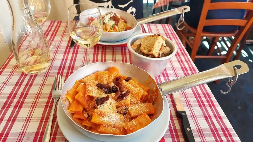 Gdzie zjeść w Rzymie tanio? Odkryj najlepsze restauracje i promocje